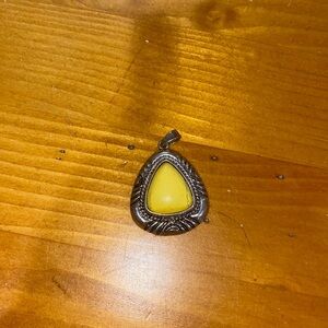 Pendant in yellow